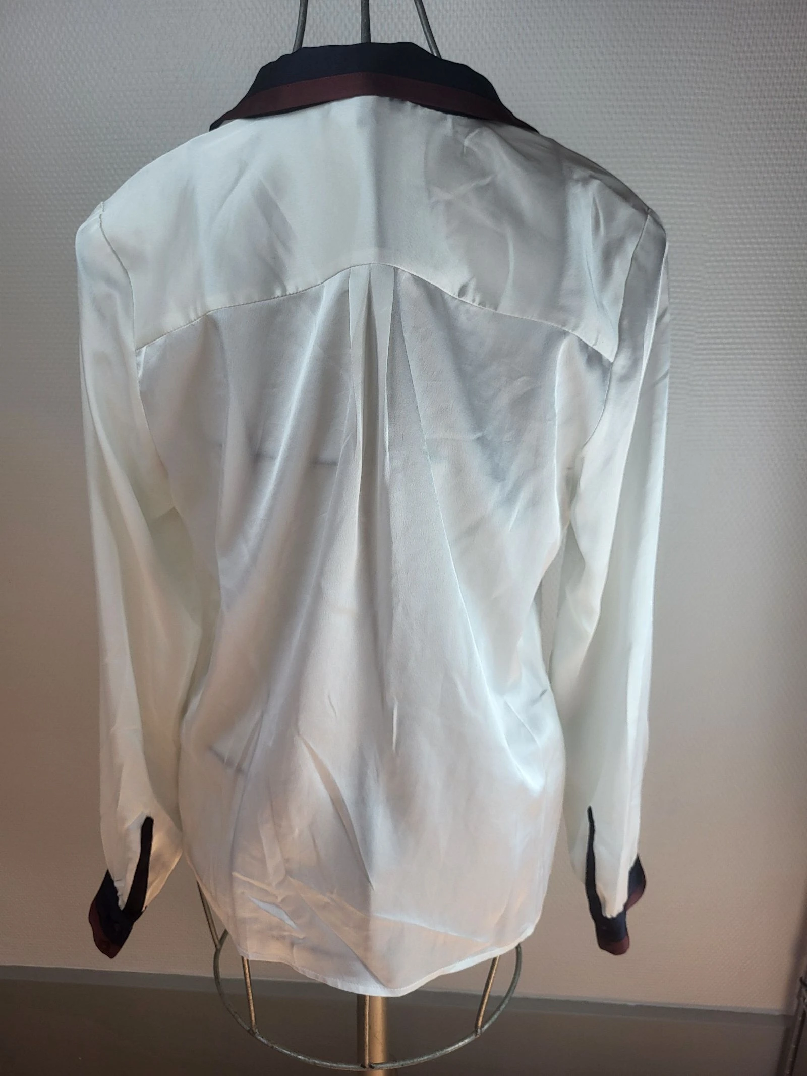 satijnen blouse met vloeiende witte ivoorkleur en tweekleurige details 1,2,3 – Maat 42 – photo 2